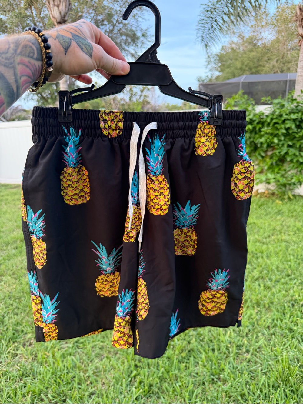 Men's Chubbies Black Pineapple-Print Swim Trunks size Small